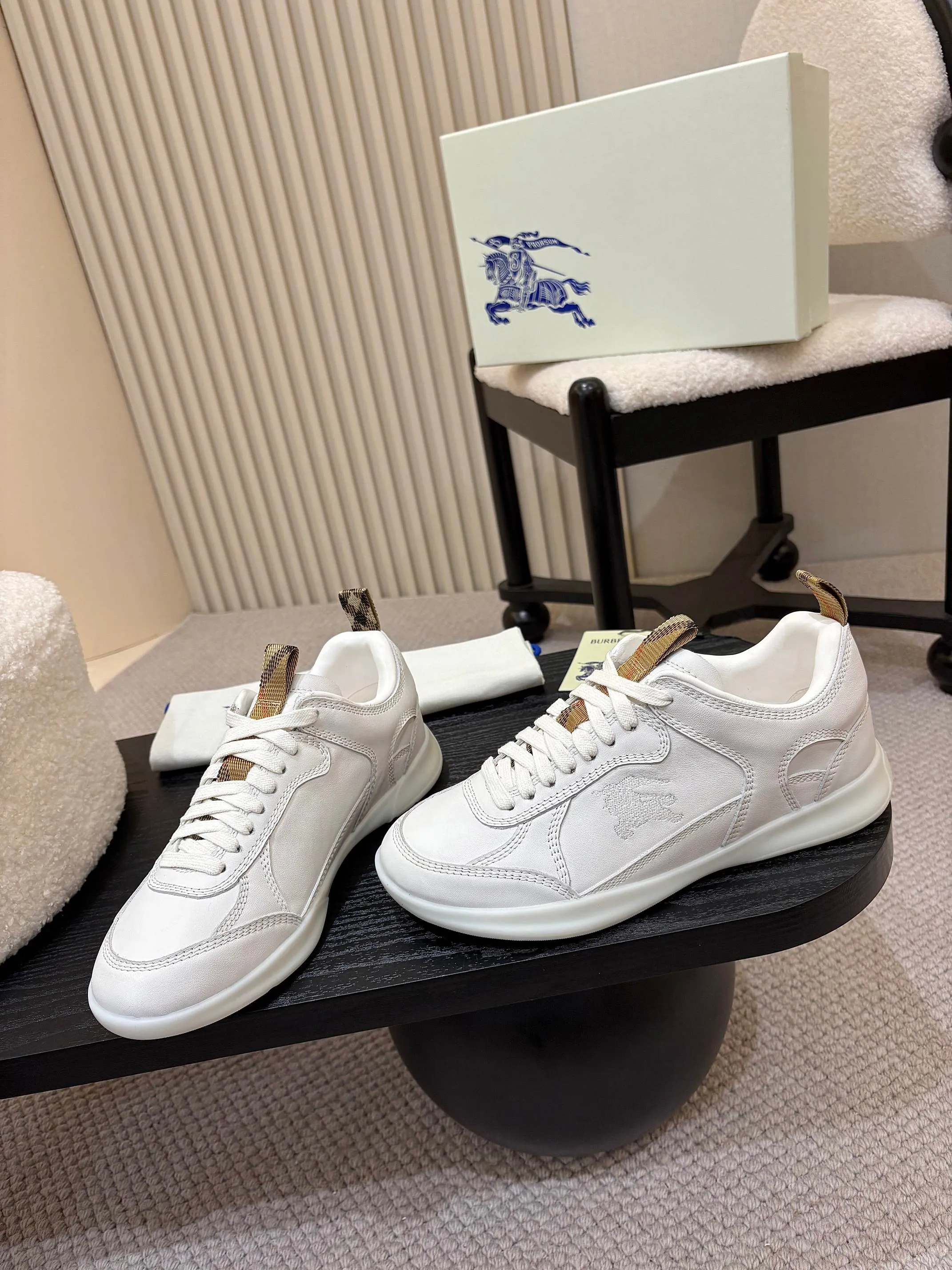 Men's shoes 💰640 Burberry's popular casual sneakers, debuted at the brand's 2025 summer fashion show. Made of refined Italian leather with tonal topstitching details, it's inspired by sporty design. Paired with lightweight soles and Burberry checkered shoe tabs, embellished with embroidery of the brand's Equestrian Knight logo (EKD) ✅Fabric: frosted/grained cowhide ✅Lining: sheepskin ✅Outsole: ultra-light rubber sole ✅Color: black/white/apricot available ✅Size: Men's 39-46 (45, 46 customized)